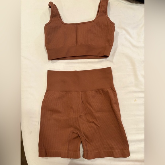 Amazon women’s workout set - Picture 3 of 5